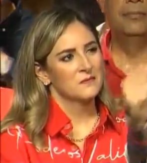 La cara de una mujer que sabe que el estúpido animal que tiene por marido le acaba de poner la estocada final a su carrera política.