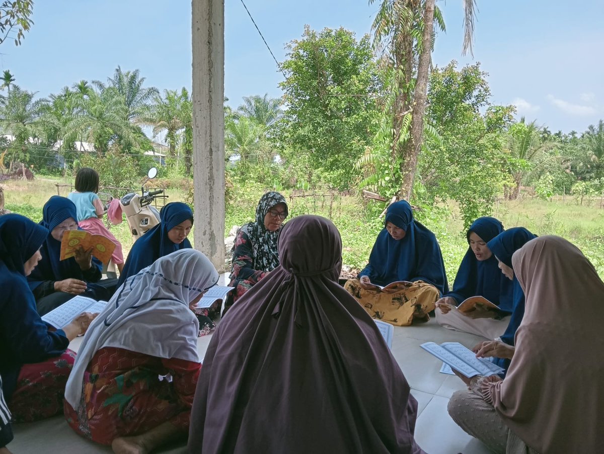 Bangun Rumah Qur'an di setiap desa.
Bisa?
InsyaaAllah... Dan ini salah satu strategi dakwah yang paling besar pengaruhnya saat ini. Semoga teman² Allah libatkan ya untuk bisa bangun Rumah Qur'an dipedalaman
Ada yang siap sedekah 500rb utk 1 Rumah Qur'an?