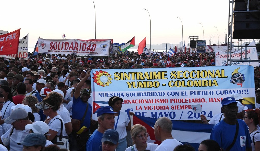 Alrededor de 200 mil trabajadores de la capital habanera, expresaron hoy en la Tribuna Antiimperialista José Martí su respaldo a la Revolución cubana y demandaron el fin del bloqueo de EEUU 🆚 #Cuba 🇨🇺.

🔗cubavsbloqueo.cu/es/node/1528

#MejorSinBloqueo