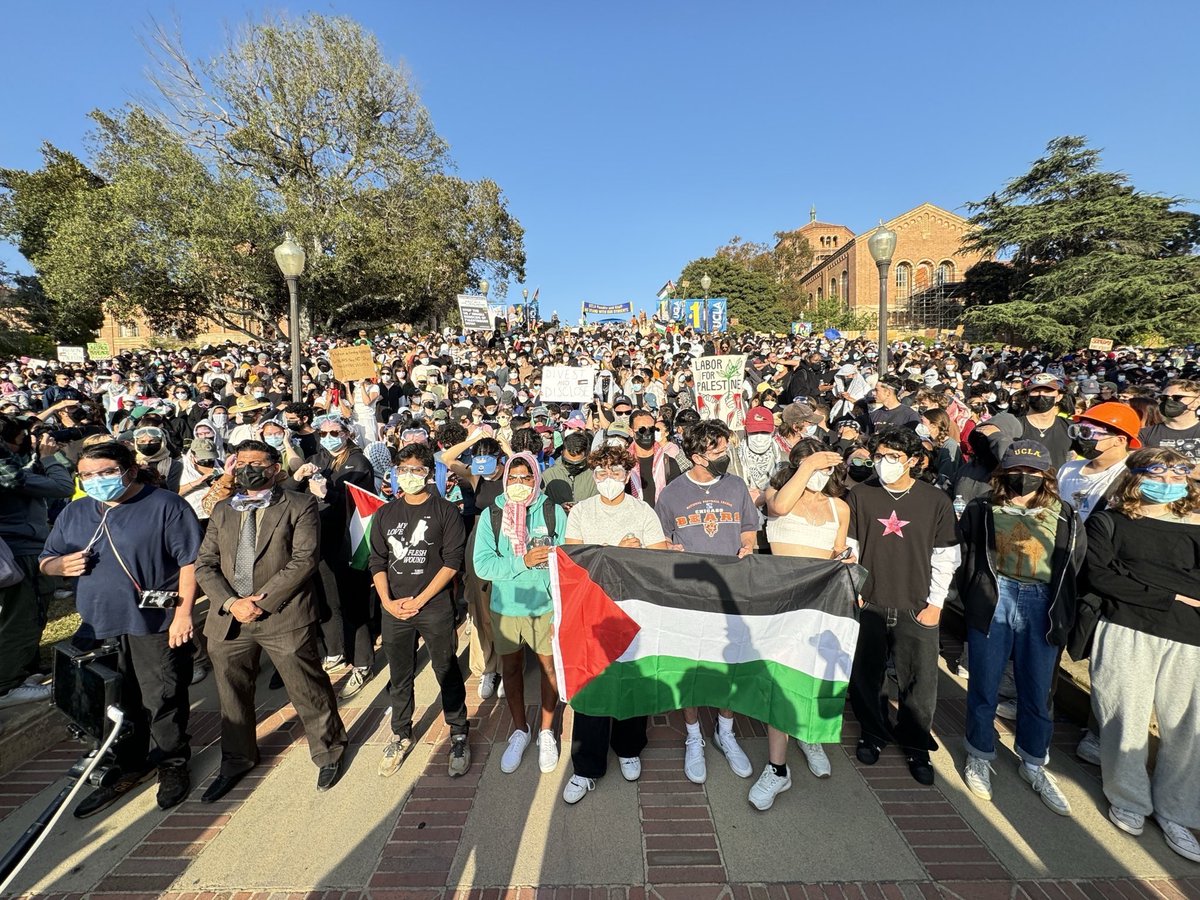 UCLA right now, as LAPD prepares to descend on the encampment in full force. Solidarity with our steadfast comrades!