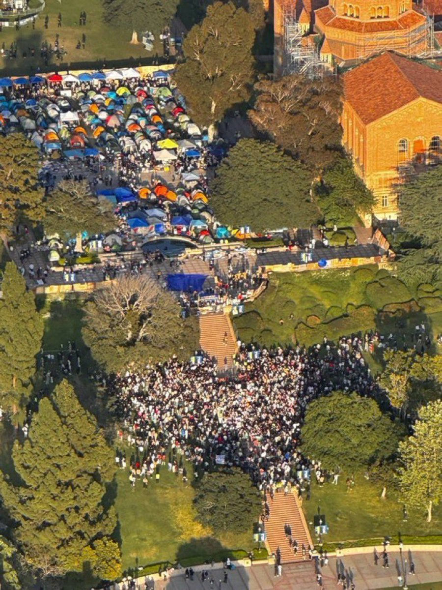 UCLA 🧵; Tonight promises to be an epic Battle Royale between Hamas and UCLA students. Pray officials allow the police on campus. h/t @abc7chriscristi