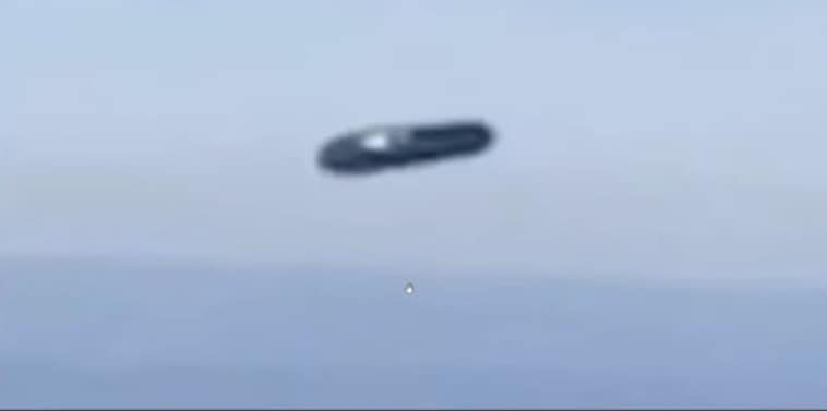 “Michelle Reyes captured an image of a mysterious 'flying cylinder,' flying approximately 2,500 feet near her plane, possibly a UFO, from her airplane window above LaGuardia Airport in New York City. Reyes joins 'Banfield' to discuss. Ben Hansen, UFO investigator, also weighs…