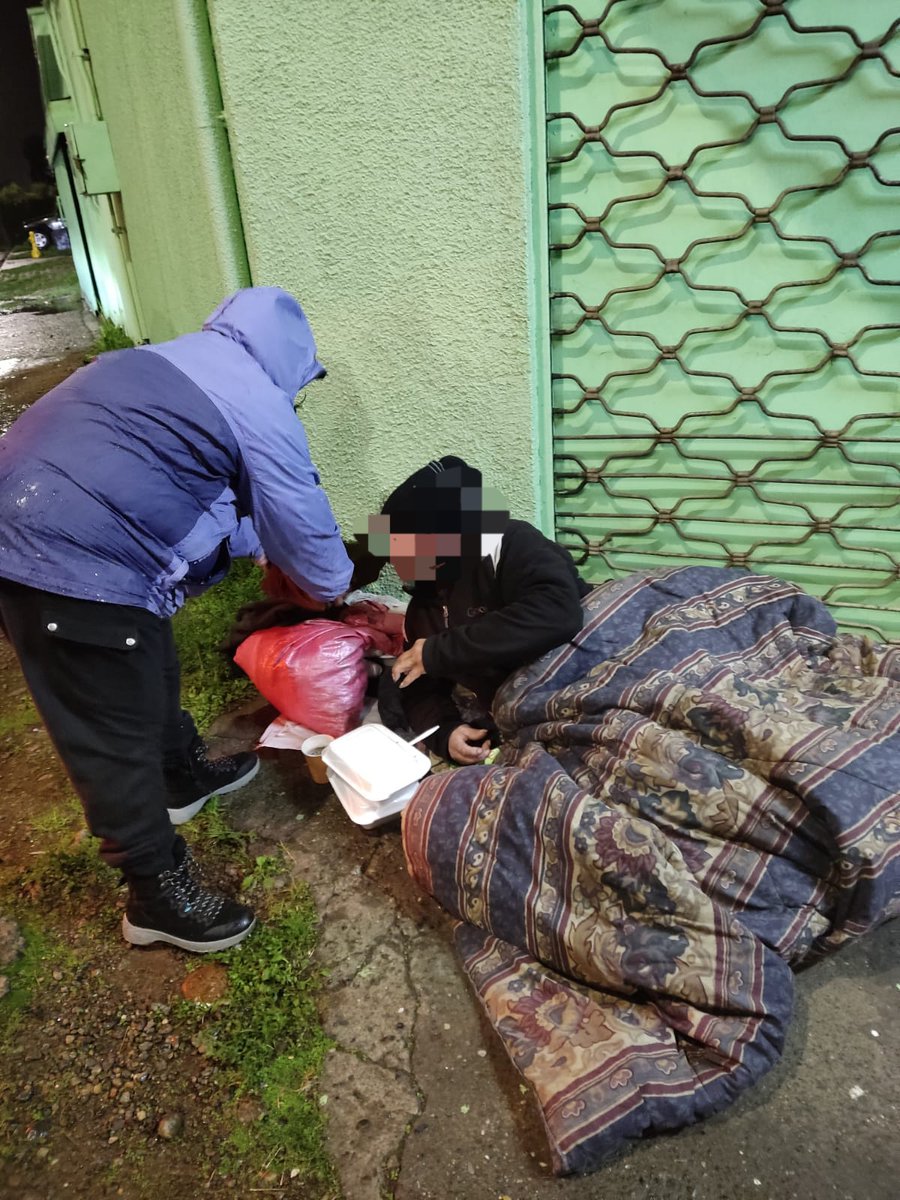 Compartimos algunos momentos de lo que fue la Ruta Calle de la semana recién pasada. 

El día domingo, en un día de mucha lluvia nuestro equipo fue a visitar a los vecinos sin techo con unas ricas Arvejas con verduras y longanizas, café y una barra de cereal.

#valdiviacl