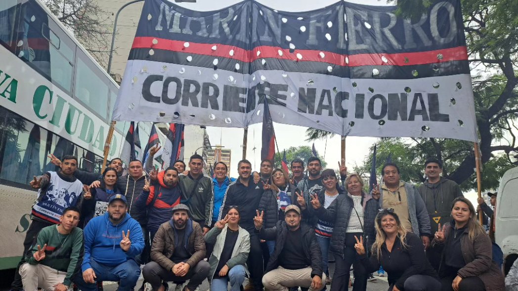 MartinFierroPBA's tweet photo. Marcha de los y las trabajadoras 
La Patria No se Vende 
En un nuevo Primero de Mayo  las calles se vistieron de Lucha Constante ante un gobierno Nacional de ajustes y despido https://t.co/aci76QhnuM