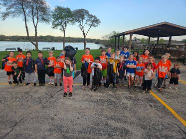 scoutstrash's tweet photo. Fox Lake, Illinois Cub Scout Pack 83 got their community cleaned up.  Great job Cub Scouts. https://t.co/MbDfwsQ4gS