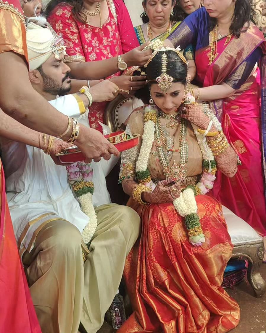 Manvitha Kamath @manvitakamath weds Arun on Wednesday in Kalasa ...

#kannadascreens #sandalwood #manvithakamath #marriage #arrangedmarriage #tagaruputti #manvithaharish