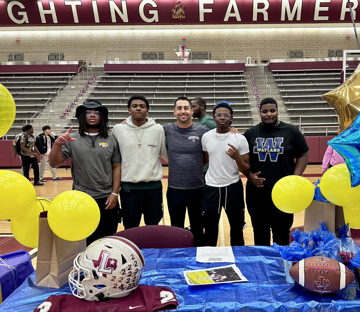4️⃣ more Fighting Farmers signed their NLI today! @LHSFball Class of ‘24 now has 1️⃣7️⃣ young men furthering their education & playing the game they love! @vance22x ➡️ @kwufootball @K_Reese00 ➡️ @MajorsFootball @23BACONN ➡️ @WBUFootball @cwbanzz ➡️ @WBUFootball #RecruitTheLEW
