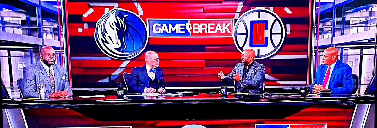 Does Shaq have any interest in what Kenny Smith is saying 😂