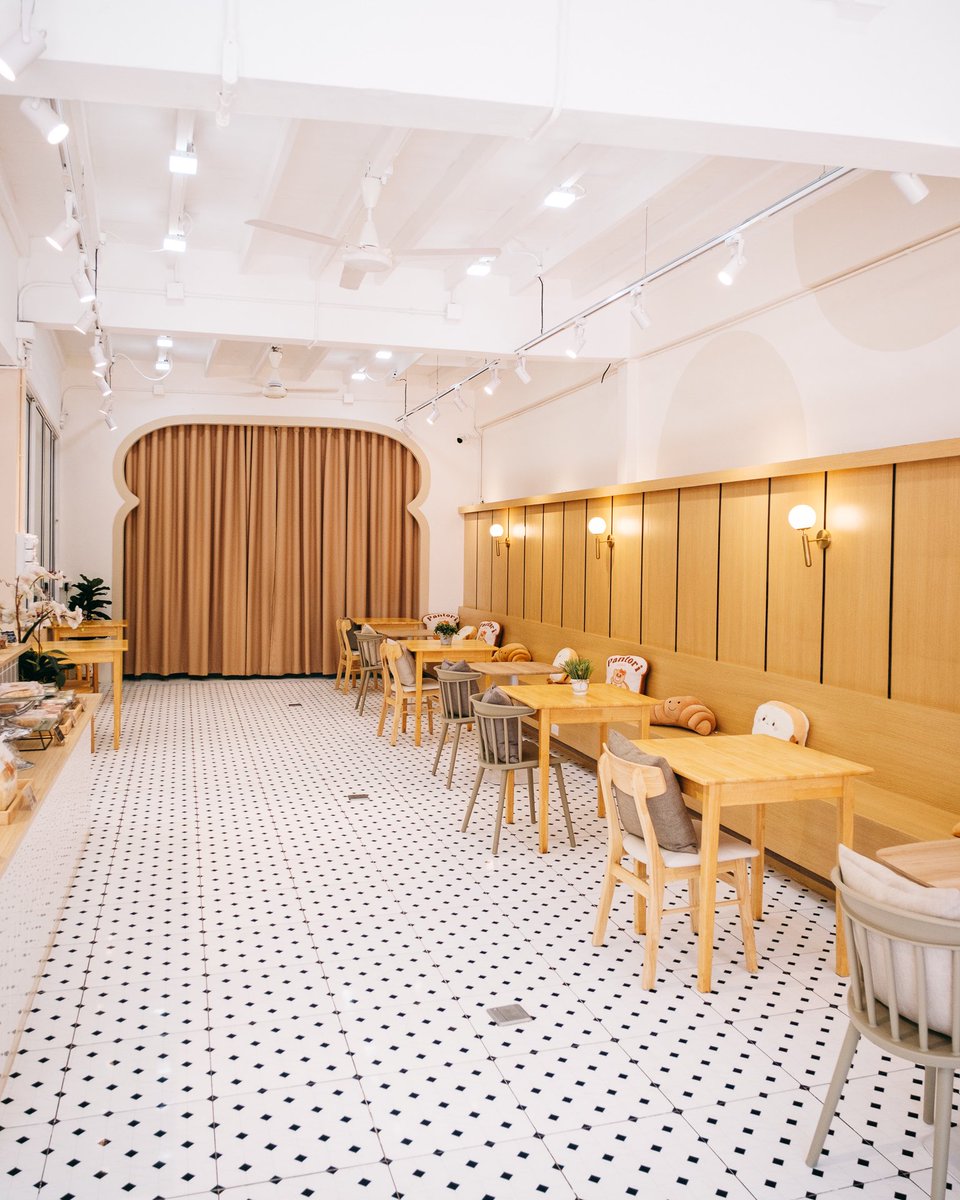 Pantori (ปังโทริ) คาเฟ่ขนมปังสุดคิวท์ที่บุรีรัมย์ ตัวร้านเป็นอาคารสีขาวโปร่ง สะดุดตาการออกแบบเฟรมผนังเป็นรูปทรงขนมปัง และมีหมอนดีไซน์น่ารักๆ เข้ากัน จัดวางไว้ทุกโต๊ะ  😍⁣