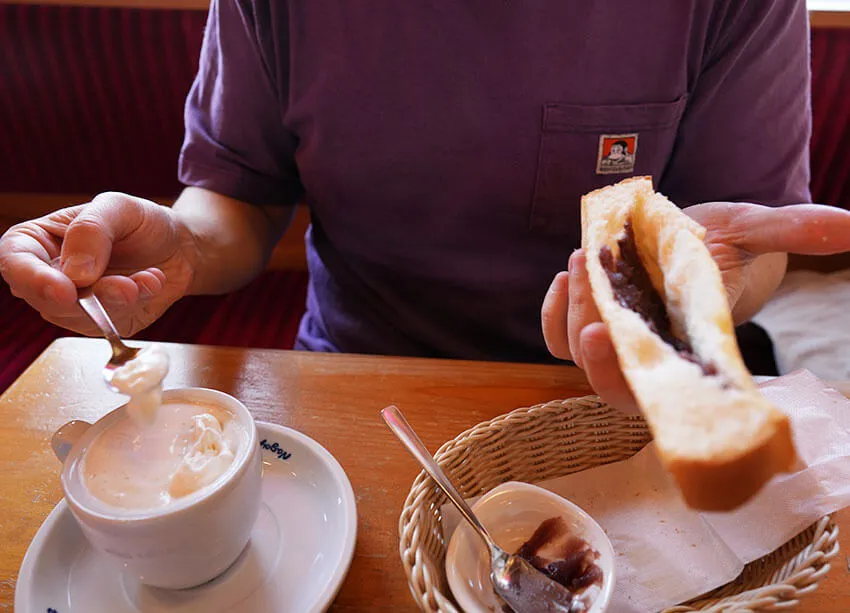 ||◤コメダに衝撃！！◢|| マッシさん曰く、イタリアでは朝食に甘いものを食べる食文化があるという。 今回は来日当初住んでいた名古屋発祥のコメダ珈琲店で出合ったモーニング文化と、簡単にできるモーニングのひと手間アレンジを紹介！ ▶️oceans.tokyo.jp/article/detail… @massi3112