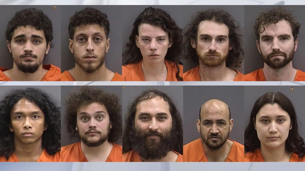 Estos son 10 de los varios personajes detenidos por tratar de protestar violentamente a favor de Hamas en la universidad de South Florida en Tampa. ¿Realmente serán estudiantes?…