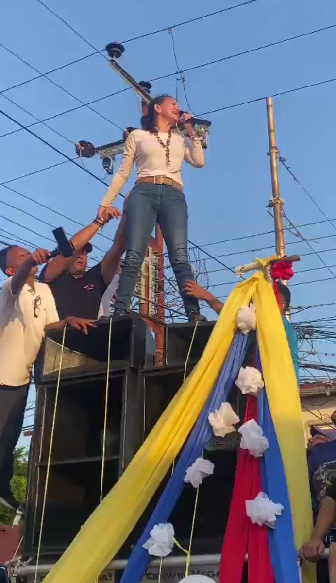 Esta mujer está moviendo las entrañas de un pueblo oprimido. Jamás en la historia de Venezuela había existido un personaje así!
