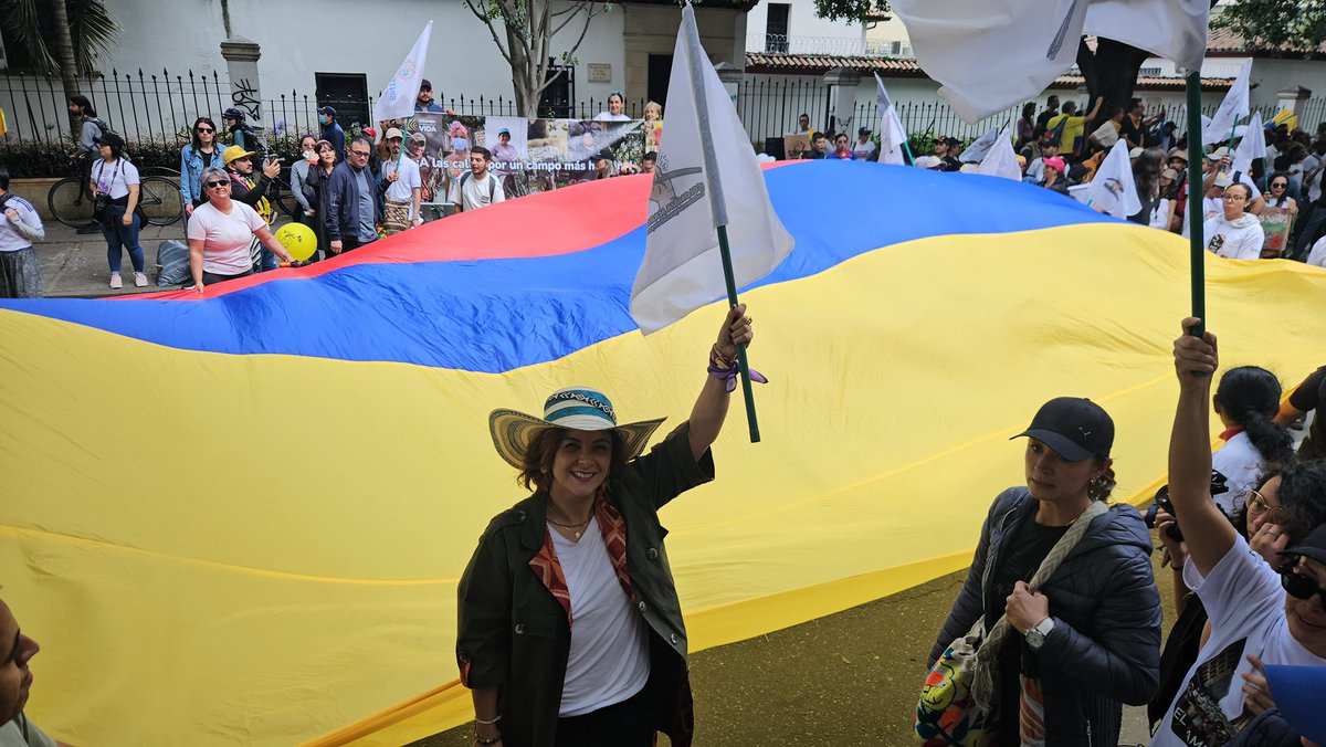 #EnImágenes 📸 | ¡Bogotá vivió un #1DeMayo sin precedentes!✊🏾 La clase obrera, mujeres, jóvenes y el campesinado 👩🏾‍🌾👨🏾‍🌾 levantaron sus banderas, 🇨🇴 vibraron con el arte y le dijeron sí al mandato popular. 🙌🏽 Hoy llenamos el corazón del país 💛💙❤️ para comprometernos con las manos…