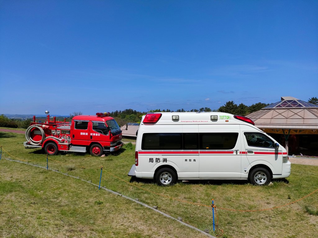 48_6812's tweet photo. 鳥取砂丘なう。KC-のライジングレンジャーの消防車が子どものおもちゃになっています。 https://t.co/WzlcQsqIT2