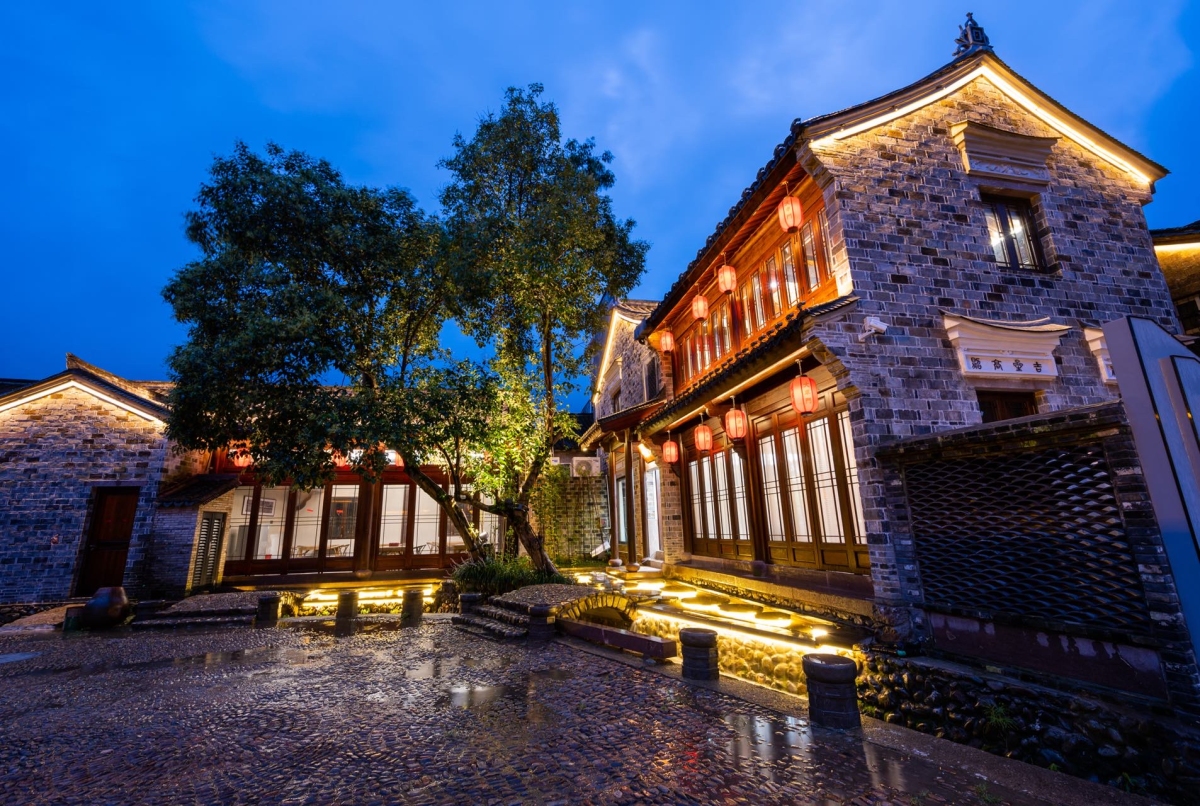 Embark on an adventure to Qiantong Ancient Town in #Ningbo, this #LaborDay holiday! 🏞️ Immerse yourself in a millennium of history, admire ancient architecture, and indulge in delicious tofu delicacies. Uncover the rich cultural heritage of this hidden gem! #FuninNingbo