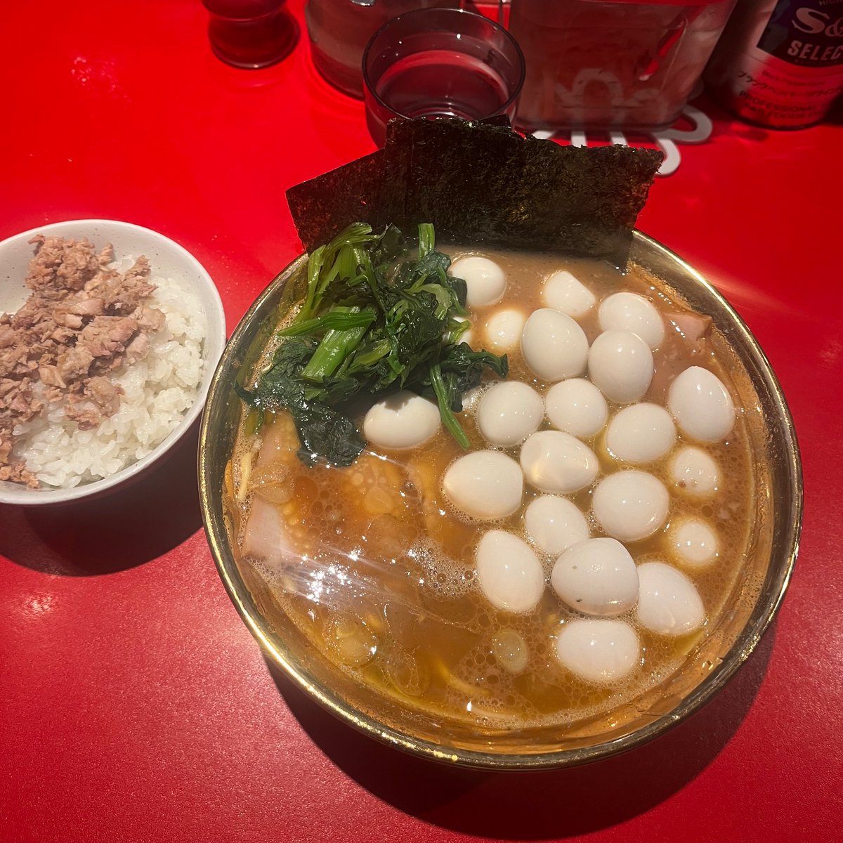 厚木家
チャーシュー麺　うずら✖️5 マブシ
PPにて初ロッドラーメン😊😊😊
いつもいただく時間とはまた違った味わいがあった　少し優しさを感じた
すんごく好みです　極上😘😘😘
またノリ様が1人1人に挨拶して回る姿を見て暑いあつい厚ファンが多数いる
最高にて最強の理由を感じられて嬉しかった😘😘