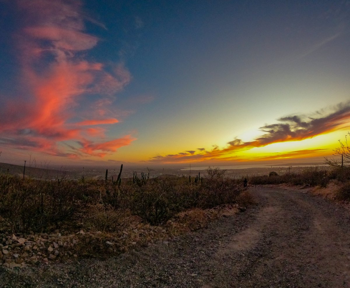 🌄 Con dos matices de colores, así se despide el día en #LaPazBCS 🏜️
 #bcsmitierra🌵