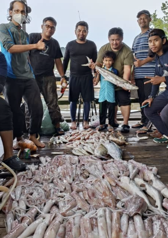 drfitriyusof's tweet photo. SENARAI CANDAT TERBAIK UNTUK SOTONG

Dulu saya pakai candat mayat je, tapi sekarang sotong pun dah select. Candat mayat tak laku dah. Jangan buang masa dan duit beli. Beli candat ni, baru sotong tergila-gila nak sambar.

Amaran !  saya lampirkan juga link Shopee. https://t.co/w6ctASKe01