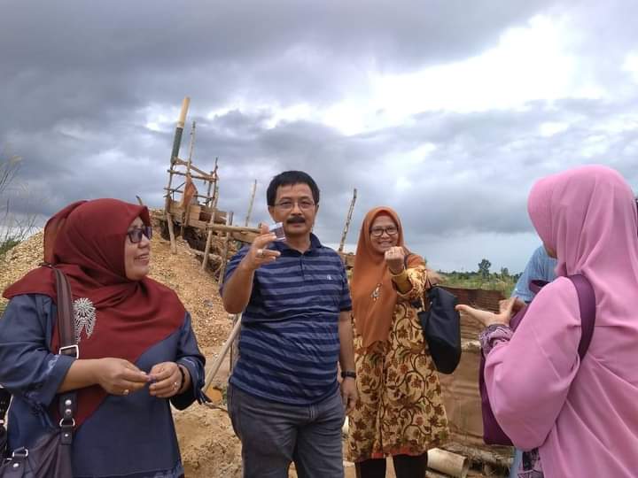 Terimakasih Group Universitas Negeri Padang  datang ke Banjarmasin bersama Rama Tour Padang
Foto rombongan ada di obyek wisata Tambang Intan Martapura
#trip #tour #transport #guide 
#boat #klotok #perahu 
#banjarmasin #martapura #loksado
#DiIndonesiaAja
#DiKalimantanAja
#viral