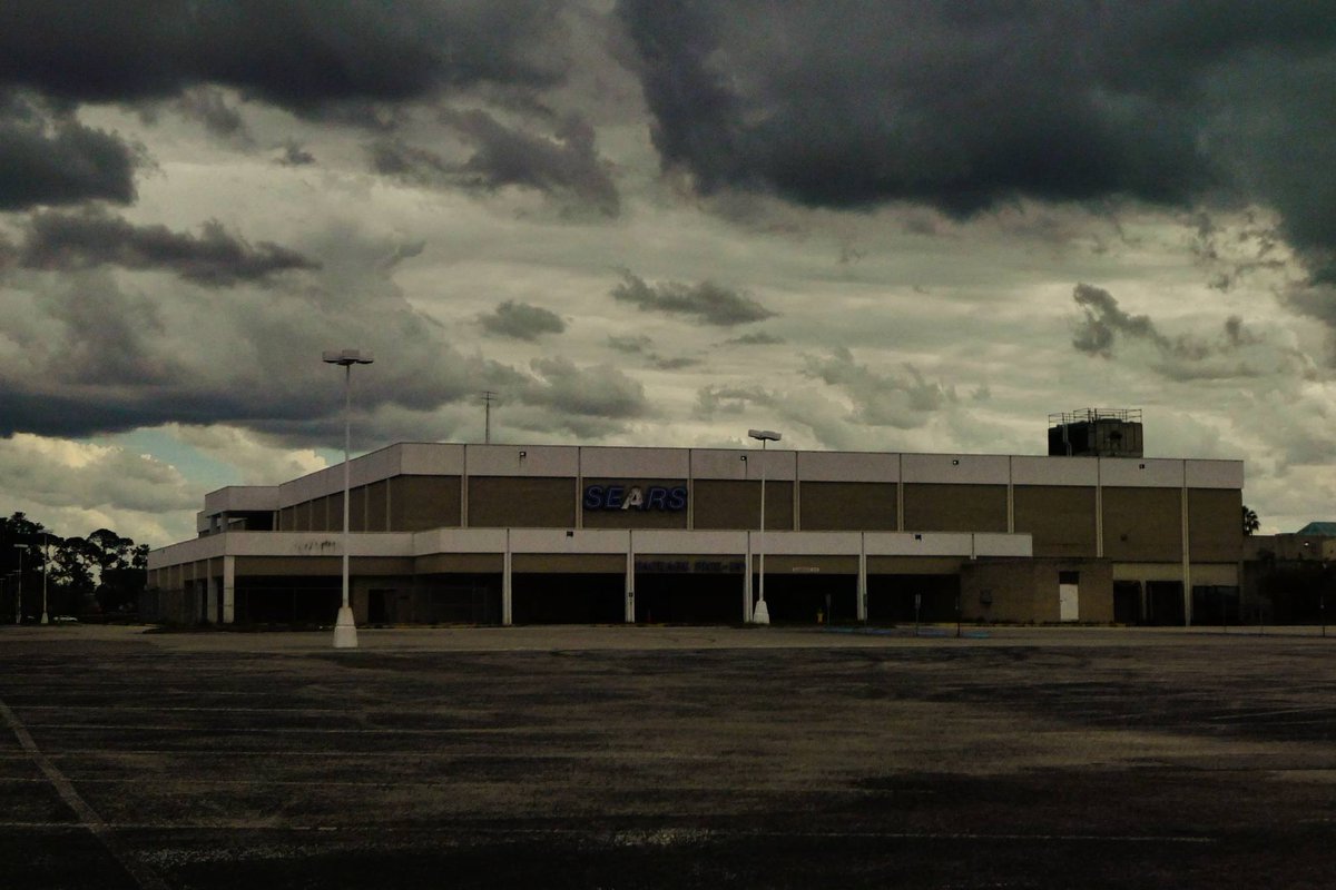 Checkered present #Florida #Merica #USA #deadmall #abandoned #vacant #liminal #liminalspaces #liminalcore #interior #photography #photooftheday #tokyocameraclub #写真好きな人と繋がりたい