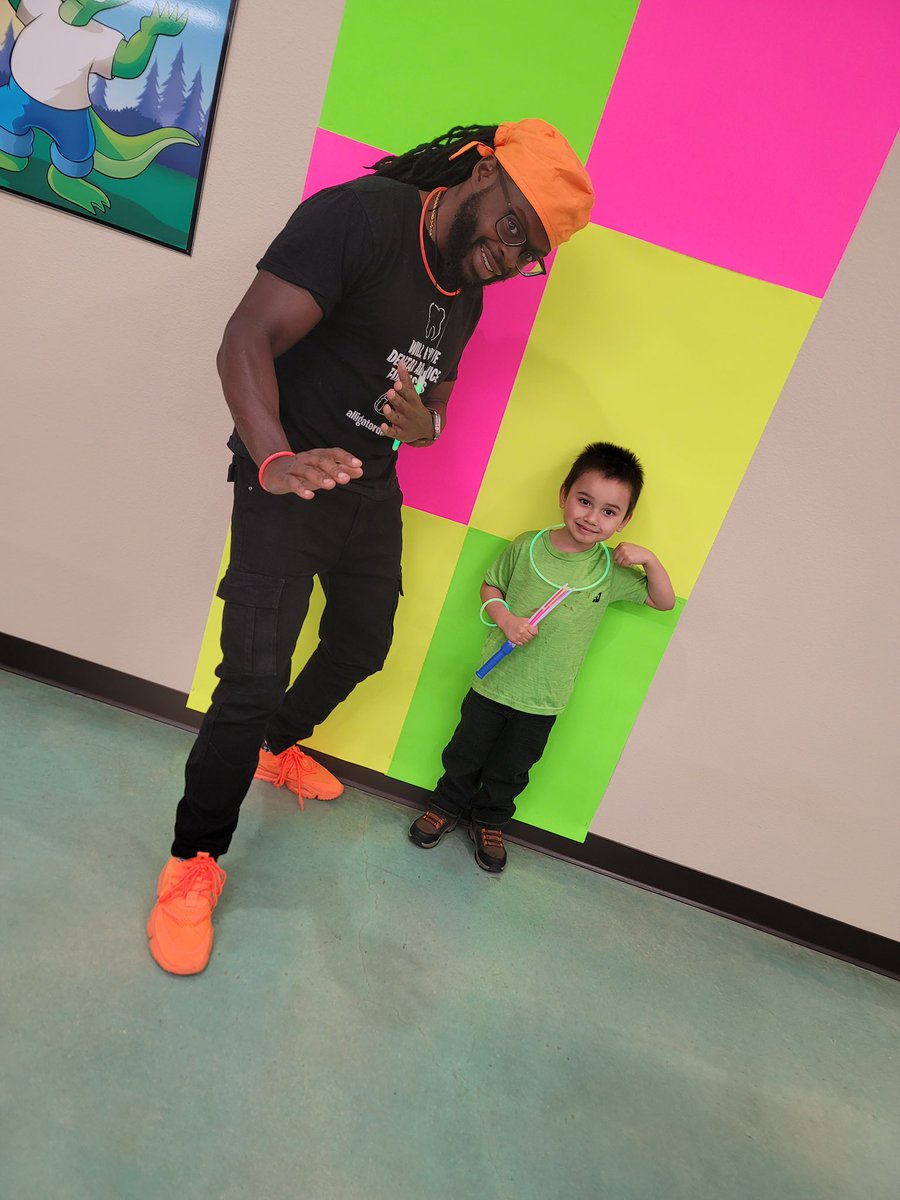 These two bright guys helped us celebrate Neon Day!  We love these poses from Joshua and Dr. Israel!

#NeonDay #Smiles #AlligatorDental #CiboloTX #WeMakeKidsSmile
