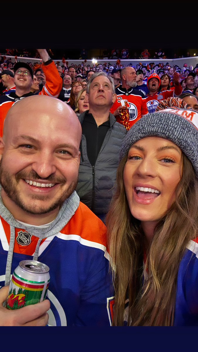 Settle our argument - is the guy behind us at the @EdmontonOilers game famous? 

#LetsGoOilers