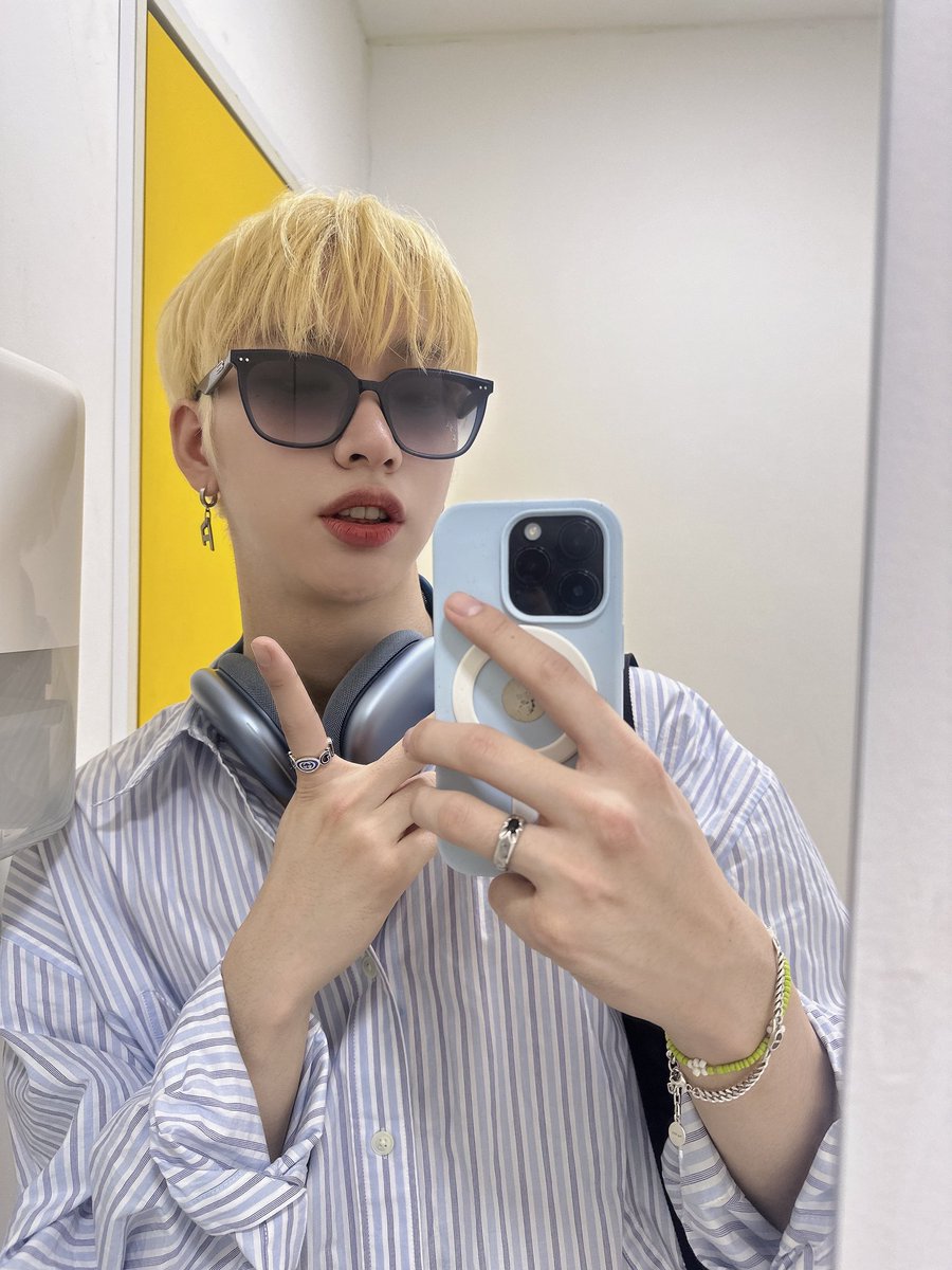 w_kqi's tweet photo. i know i'm late ๐
#lyOnSelcaDay #OnlyOneOf #์จ๋ฆฌ์์ค๋ธ #lyOnSD https://t.co/7KP6yRPj6r