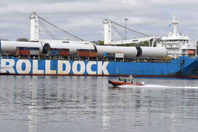 First components for Revolution Wind farm arrive at #NewLondon’s State Pier. tinyurl.com/3wmuanhm