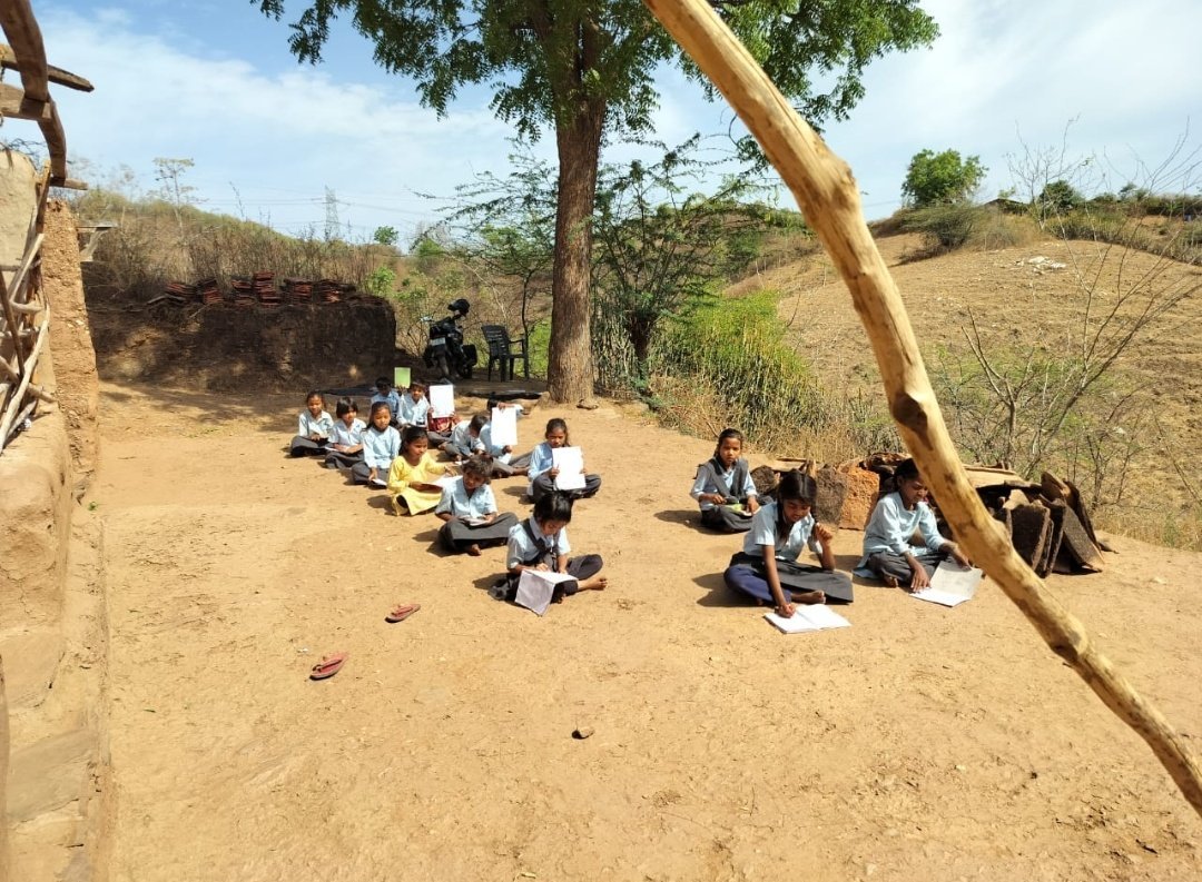 भारत के आदिवासी बच्चे आज भी सरकारी स्कूल में बिना भवन के पढ़ाई करने को मजबूर है। आदिवासी राष्ट्रपति के राममंदिर में जाने से इन बच्चों के जीवन में क्या परिर्वतन होगा? #खानीमल_मांगे_स्कूल_भवन