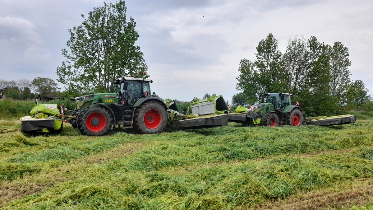 Erster Schnitt mit einem #Fendt 933 und Fendt 728, jeweils mit einer #Claas Mähkombi.