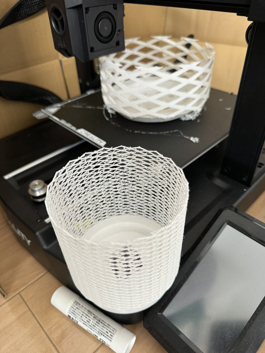 Start_Stepn's tweet photo. 前回のが手前の物なんだけど、壁が薄過ぎたので、もう少し頑丈な物を作ろうと始めてみたら、デカくなり過ぎて、制作時間が18時間❗️笑
#fushion360 #3dプリンター #植木鉢 #制作時間18時間 https://t.co/rRfHu47t4s