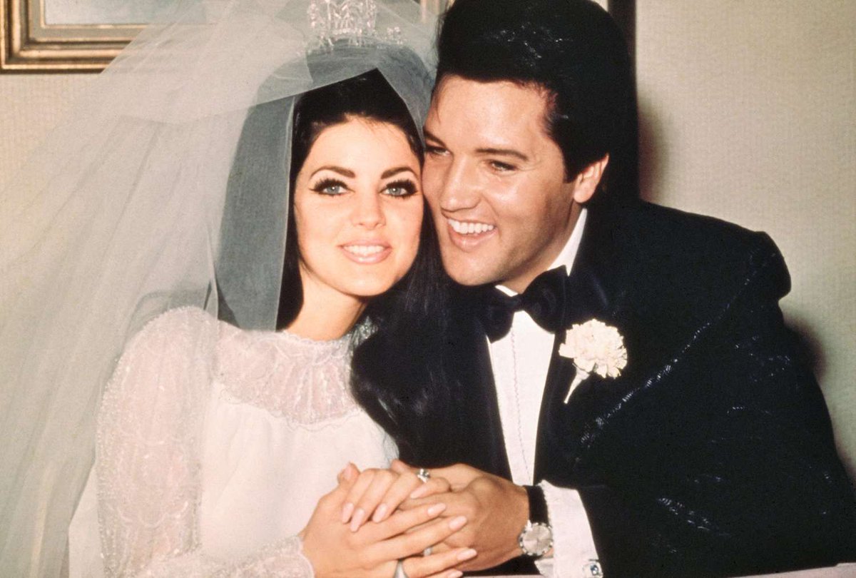 #OTD 1967: Singer #ElvisPresley married Priscilla Beaulieu, his girlfriend of eight years, during a civil ceremony at the Aladdin Hotel in Las Vegas. vogue.fr/wedding/inspir… #MusicHistory #PopCulture
