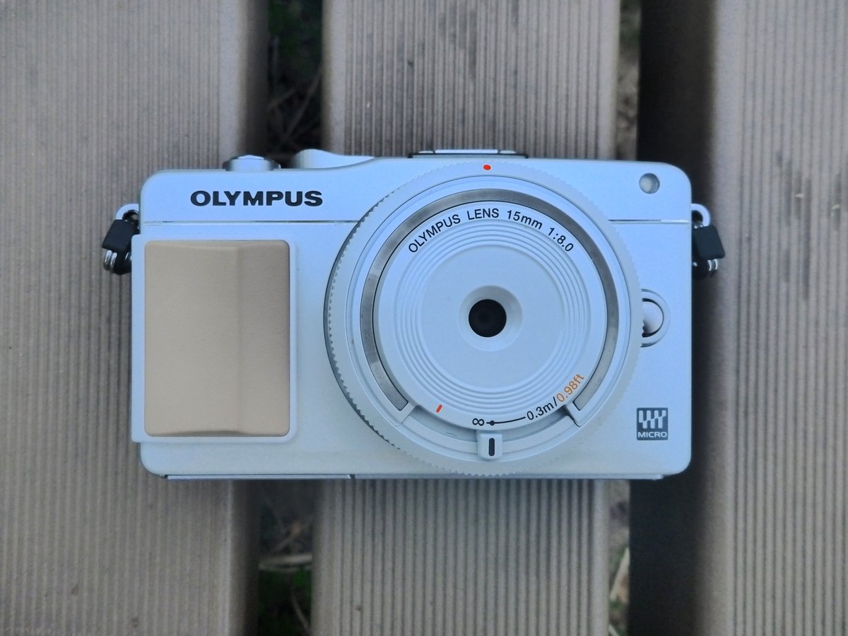 PhotTondotNet's tweet photo. パンフォーカススナップスタイル
#myOlympusPEN
#Olympus #penepm2 #epm2 #penep1 #ep1 + #bcl1580
#OlympusPEN
流行りハッシュタグに便乗していくぅw
E-PM2のほうが小さくて軽い!
ですが、E-P1はレンズマウントの盛り上がりがないのでBOX感半端なくて収まりはこっちのほうがすっきりしてるかも https://t.co/WMgFj9ufnJ
