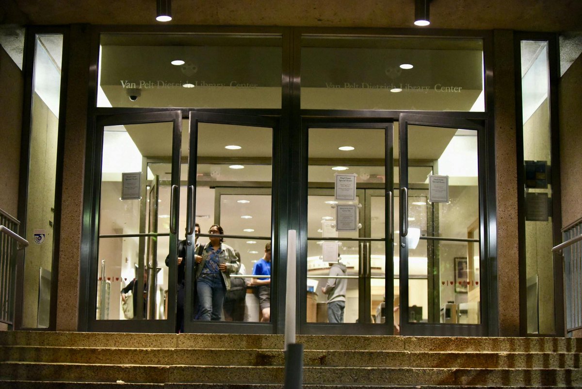 DEVELOPING: Penn Police have locked down Van Pelt Library, according to Allied Security guards at the front desk. Students may leave the building, but no students are allowed to enter. Elea Castiglione reports: thedp.com/article/2024/0…