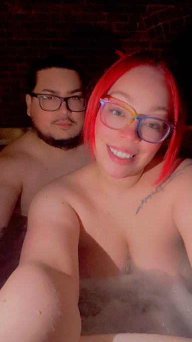 I gave hubby a fun little birthday gift in the hot tub😈 vid will be up on OF soon 😘 https://t.co/eox