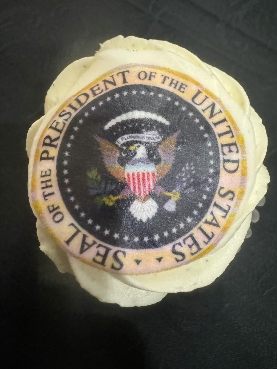 AndresHenriquez's tweet image. Delicious red velvet cup cake served at the White House. #STEMMForAll @EDCtweets