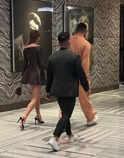 🚨 Taylor Swift e Travis Kelce foram vistos em Las Vegas na sexta-feira (26).