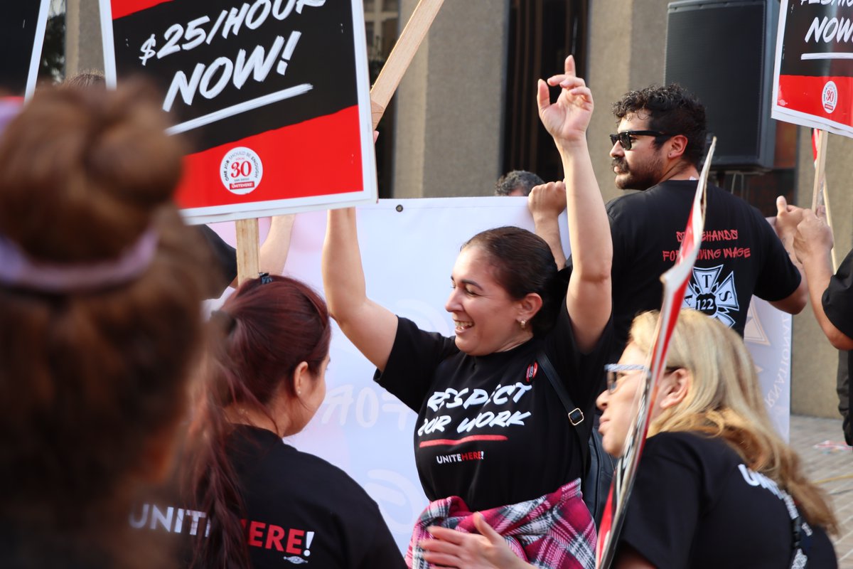 San Diego hotel workers were in the streets with a simple message for the hotels…. Respect our work! $25/Hr NOW! ✊ The San Diego hotel workers put the hotel industry on notice – there is no hotel WITHOUT US! The hotel is making record profits, yet we are struggling to keep up…