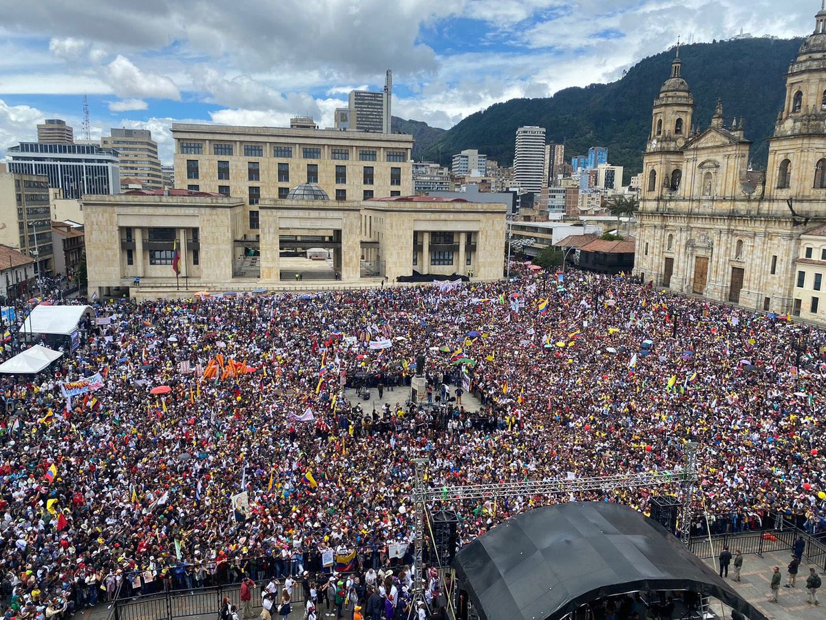 Algunos trabajadores, sindicatos y líderes no marcharon hoy. Entonces se creyó que la marcha iba a ser un fracaso. No fue así, el apoyo al gobierno de @petrogustavo fue apoteósicamente multitudinario y representa al mismo pueblo que se manifestó en democracia en mayo de 2022. 

A…