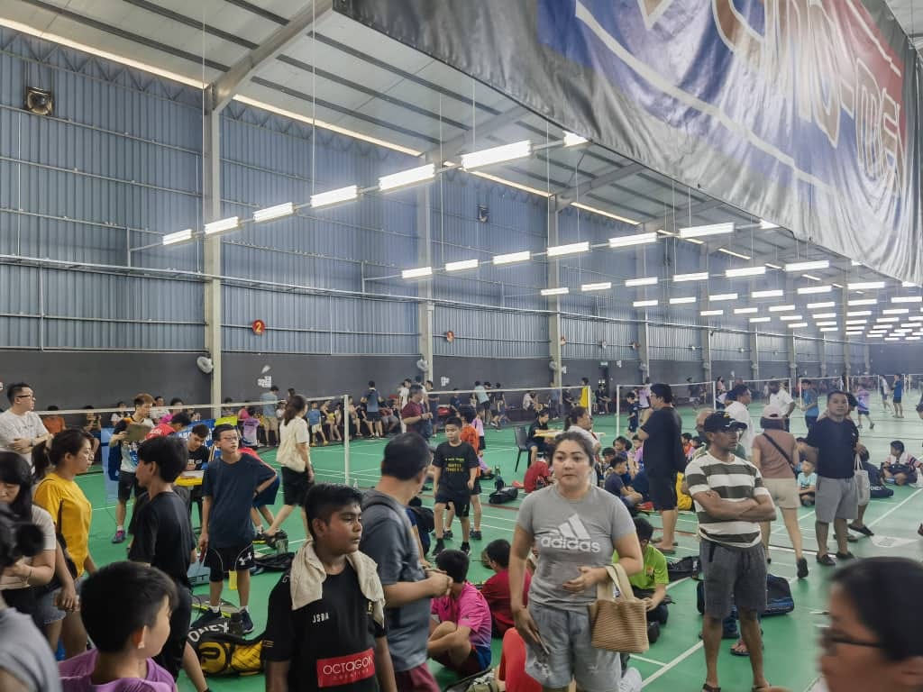 Pertandingan badminton anjuran Pemuda MCA Wilayah Persekutuan bersama-sama #GBBM Sri Rampai & Sentul Times BC telah menerima sambutan hangat seramai 200 peserta. Timb. KP, Sdr. @Chong_yew_chuan berkata Pemuda MCA akan terus menggalakkan aktiviti sukan di kalangan belia.