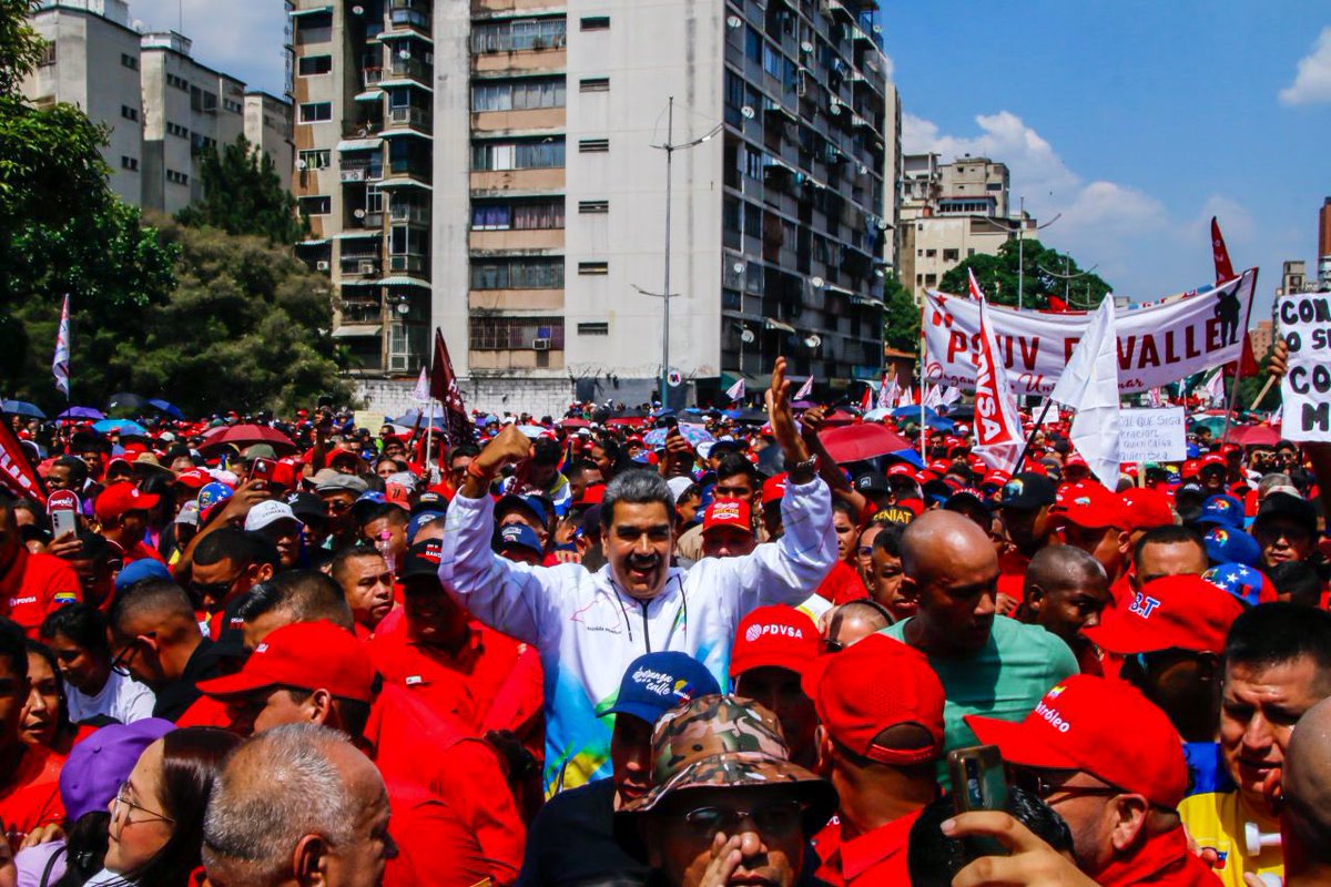 La fuerza trabajadora venezolana continúa demostrando su valentía y compromiso en la lucha por la paz y la soberanía económica del país. ¡La Esperanza Está en la Calle! @NicolasMaduro