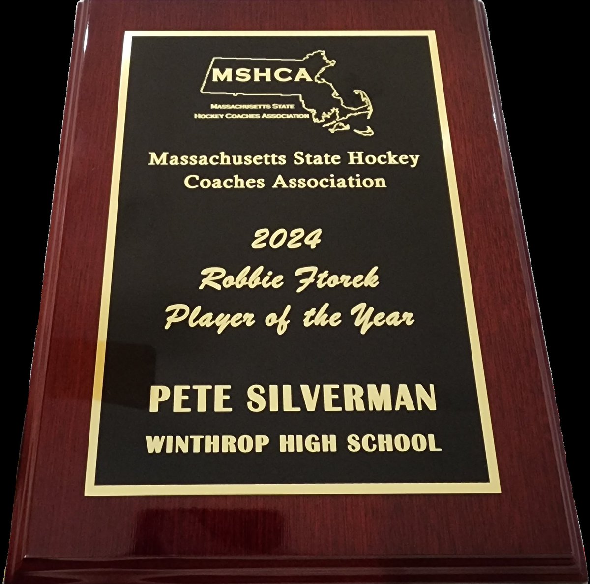 Congratulations to Petey Silverman. Tonight, he received his plaque from the @MSHCA1 
@MassHSHockey
@MassNZ
@HNIBonline
@In_The_Slot
@BGlobeSports
@camkerry7
@T_Mulherin 
@MSONEWSports