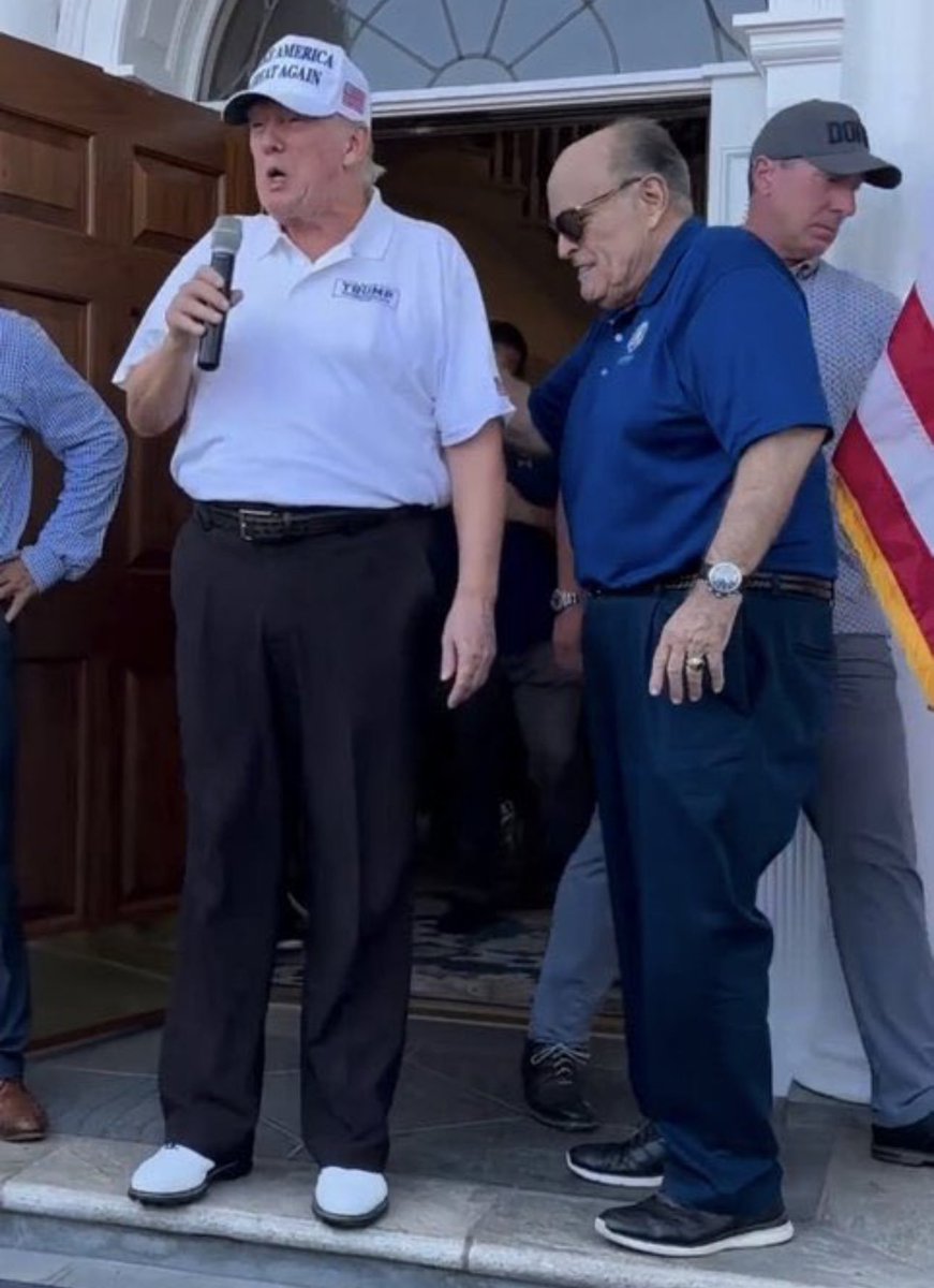 Donny and Rudy both appear to be 'Highly Waisted' at this recent event. I sure hope there wasn't a reprisal of that CrossDressing Skit they used to do later in the program... @BlackKnight10k @sethmeyers @JohnFugelsang @StephenAtHome @StephMillerShow @HalSparks
