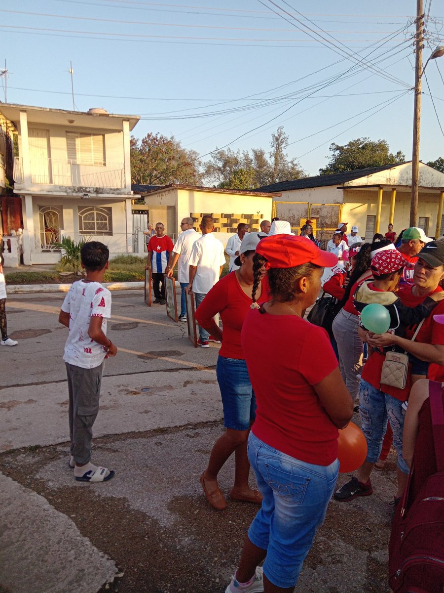 Se concentra el pueblo trabajador de #LosArabos para desfilar 
#1DeMayo
#PorCubaJuntosCreamos 
#MatanzasDeGirónAl26
@SuselyMorfaG
 @mariofsabines 
@LuisAlbertRodr 
@RamonGomezMedi4