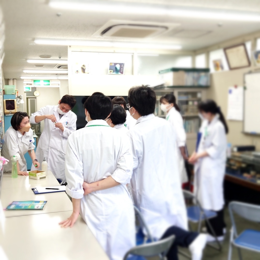 kensyuka's tweet photo. 入学してから約１ヵ月。ゴールデンウイークの狭間も全員出席で頑張っています！ https://t.co/CyqfBFEqRS