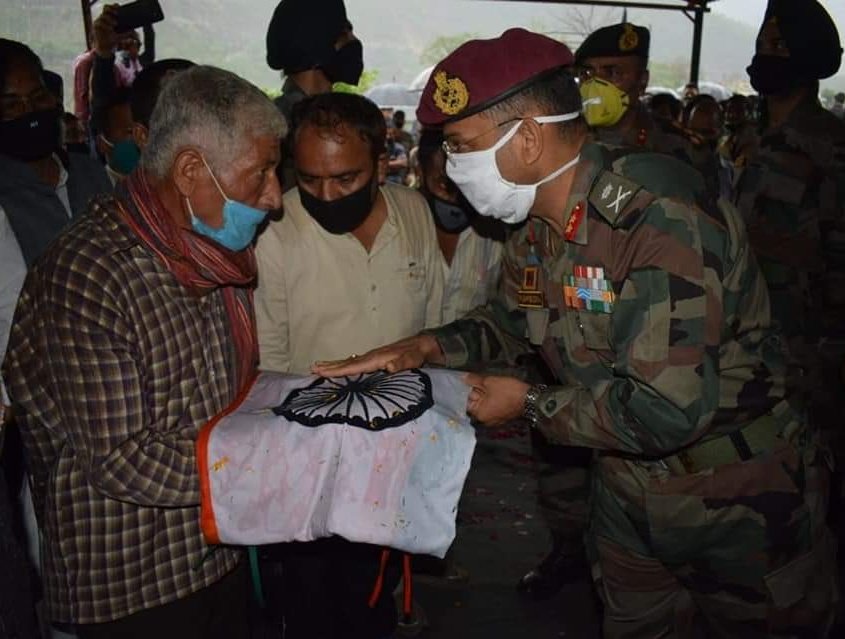 Four years ago, on this day, NAIB SUBEDAR GODHAN SINGH ( Retired) lost his only son LANCE NAIK DINESH SINGH Sena Medal 21 RR - 17 GUARDS #IndianArmy fighting terrorists in #Kashmir. Only a father like him knows how heavy #Tiranga can be. #FreedomisnotFree few pay #CostofWar.