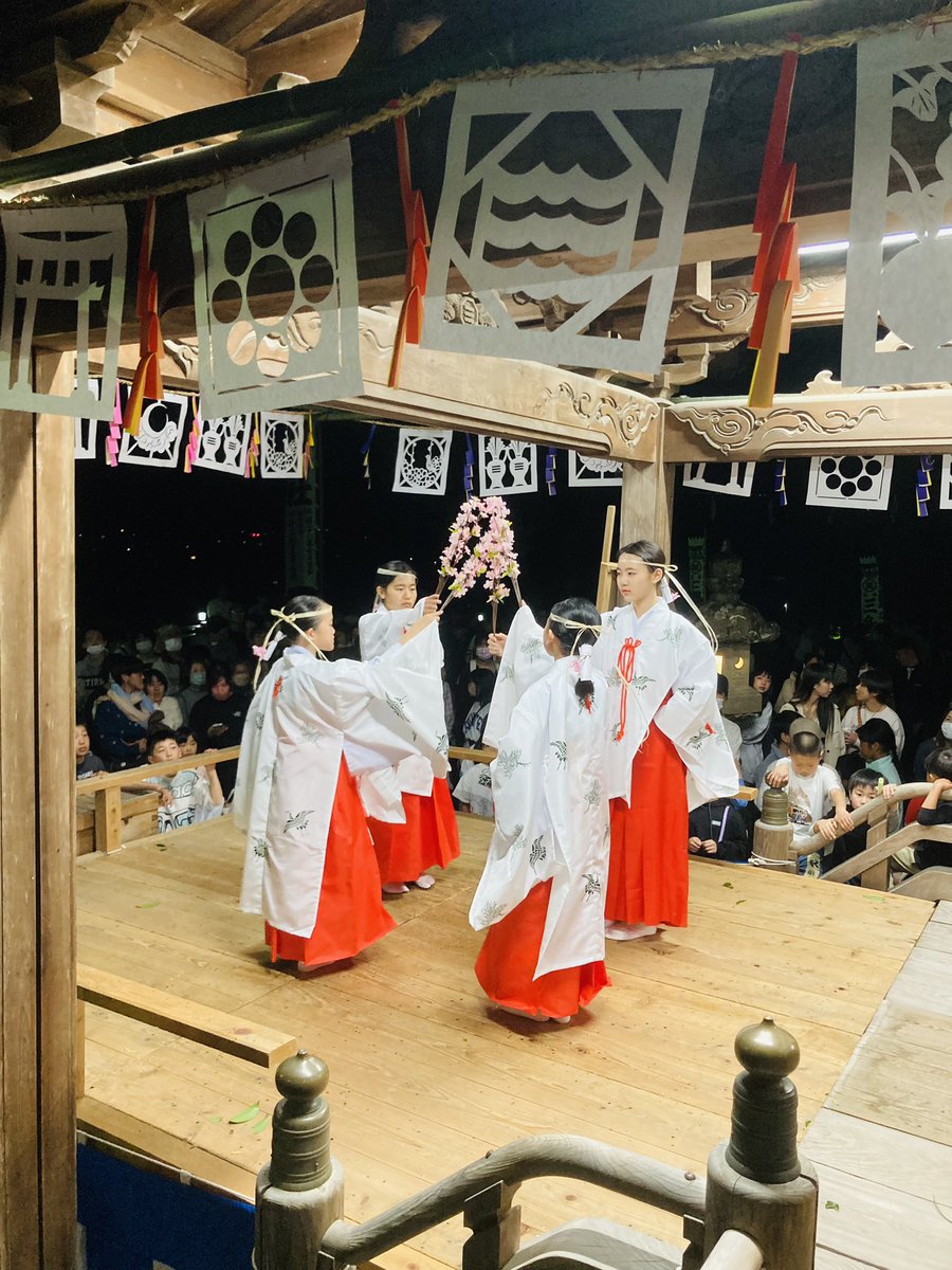 先日のお稽古の際に使わせていただいた藤の花が綺麗で、来年の春祭りは藤にしようかな…と思ったり。 春祭りだから桜でしょう！なのですが、春祭りの境内は藤が見頃なのですよね。