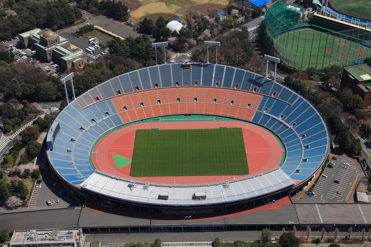 これは2014年に取り壊された旧国立競技場。嵐など数々のアーティストが素晴らしいライブを行ってきました。前の建物のままなら、ライブ音響の問題も、赤字を垂れ流すことも、使用材木で熱帯雨林を破壊することもありませんでした。新しい建物が何でも素晴らしいっていう価値観、そろそろやめませんか？