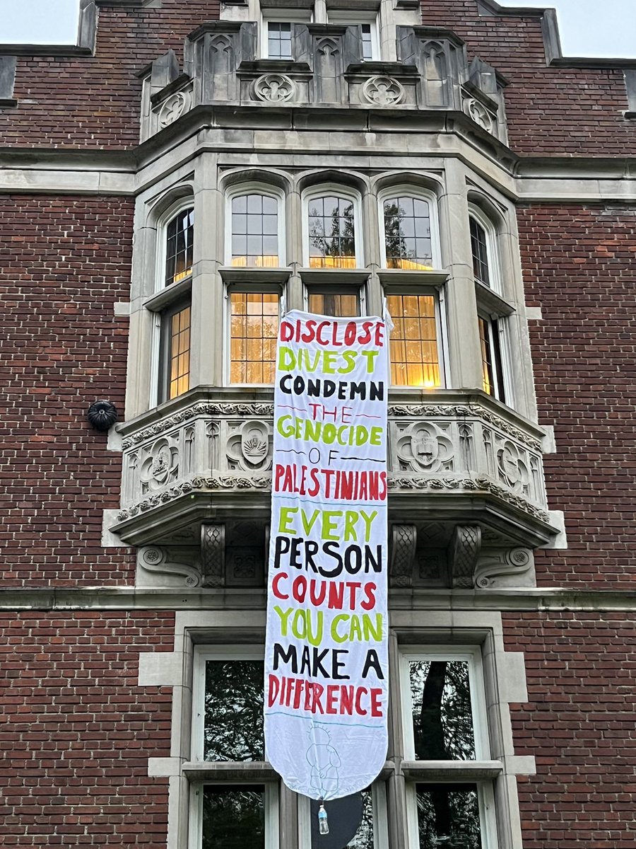 @Reed_College_ Eliot Hall Chapel right now Disclose | Divest | Condemn the Genocide of Palestinians