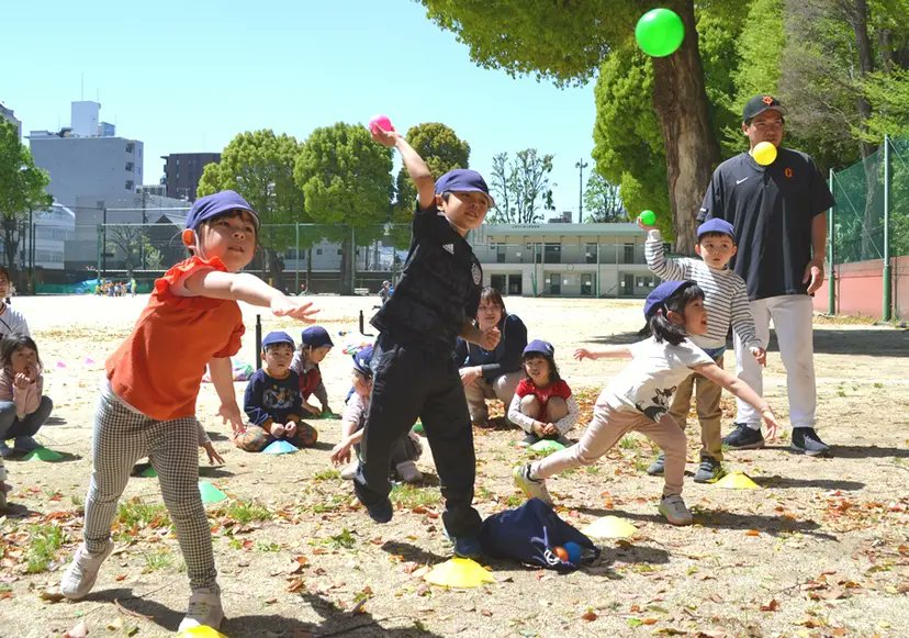 ＃ジャイアンツアカデミー のコーチが野球の基本動作を教える「幼稚園・保育園訪問」が2024年度もスタートしました。4月は都内の26園で実施して、合計972人の園児が野球体験に参加しました。 ➡️ giants.jp/news/23185/ #新風 #giants_90th #巨人 #ジャイアンツ #東京 #tokyo #野球 #プロ野球